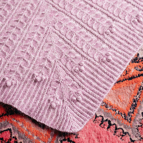 Muse Shawl - Kohokuvioinen kolmiohuivi
10
