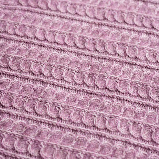 Muse Shawl - Kohokuvioinen kolmiohuivi
8