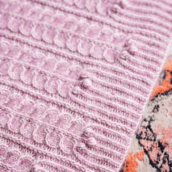 Muse Shawl - Kohokuvioinen kolmiohuivi
9