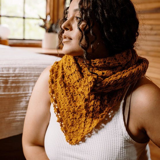 Grisaille - Kolmionmuotoinen pitsikuvioinen hartiahuivi
4