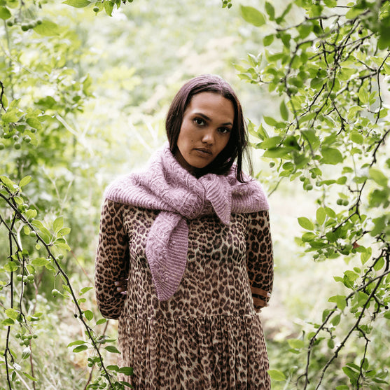 Muse Shawl - Kohokuvioinen kolmiohuivi
2