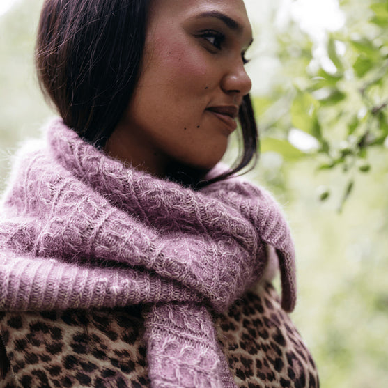 Muse Shawl - Kohokuvioinen kolmiohuivi
3