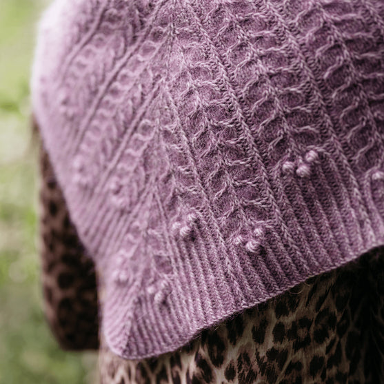 Muse Shawl - Kohokuvioinen kolmiohuivi
4