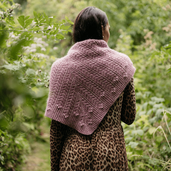 Muse Shawl - Kohokuvioinen kolmiohuivi
5