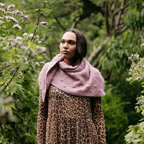 Muse Shawl - Kohokuvioinen kolmiohuivi
6