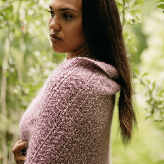 Muse Shawl - Kohokuvioinen kolmiohuivi
7