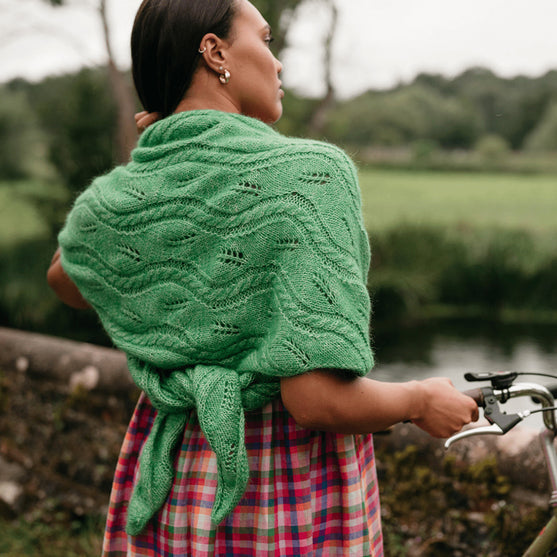 Hiedra Shawl - Lehtikuviollinen hartiahuivi
2