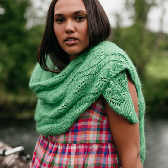 Hiedra Shawl - Lehtikuviollinen hartiahuivi
4