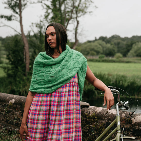 Hiedra Shawl - Lehtikuviollinen hartiahuivi
5