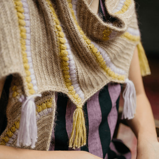 Calendula Shawl - Hartiahuivi puhvisilmukoin ja hapsuin
3