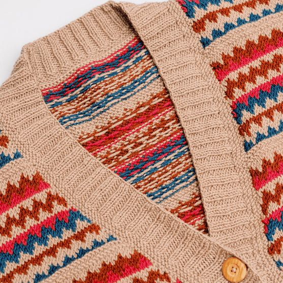 Ottolie - Taskullinen nuolenkärki neuletakki
8