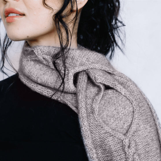 Isley - Aukollinen palmikkohuivi
5