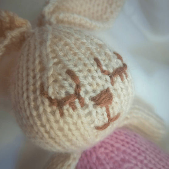 Bessie Bunny - Pehmolelu
5