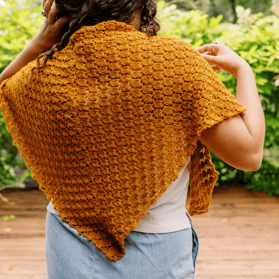 Grisaille - Kolmionmuotoinen pitsikuvioinen hartiahuivi
2