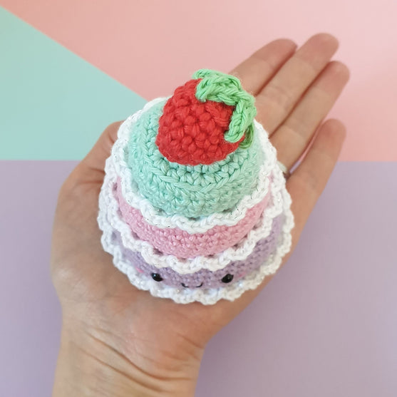 Kawaii-pehmolelu: Kolmikerroksinen kakku
2