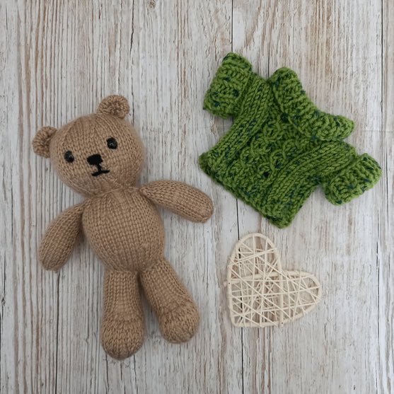 Bear in Sweater - Pehmolelu
6