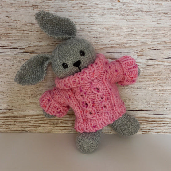 Bunny in Sweater - Pehmolelu
3