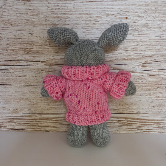 Bunny in Sweater - Pehmolelu
4
