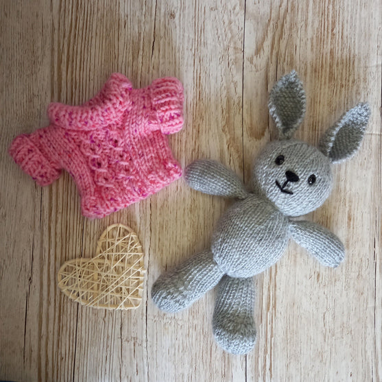 Bunny in Sweater - Pehmolelu
5