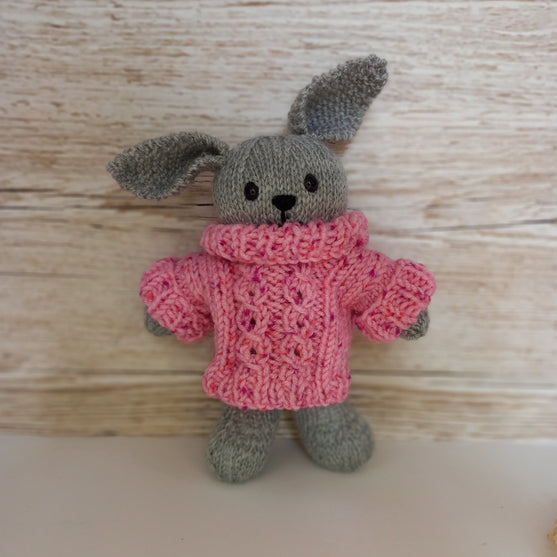 Bunny in Sweater - Pehmolelu
2