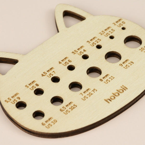 Neulepuikkomittari - Kissa - Hobbii
2