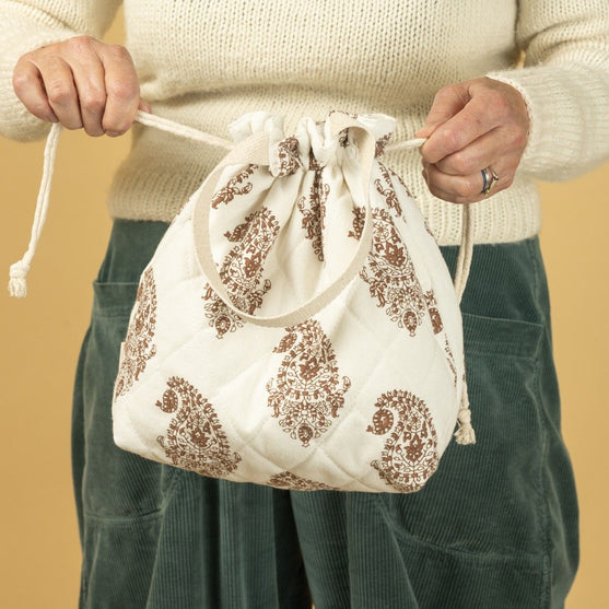 Tilkattu projektikassi nyörikiristyksellä - Hobbii
7