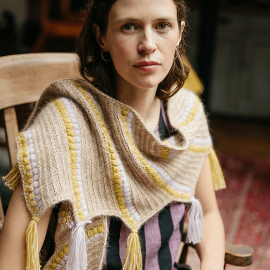 

Calendula Shawl - Hartiahuivi puhvisilmukoin ja hapsuin
2