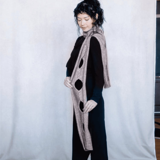 

Isley - Aukollinen palmikkohuivi
2