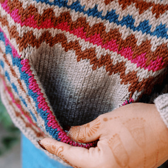 

Ottolie - Taskullinen nuolenkärki neuletakki
7