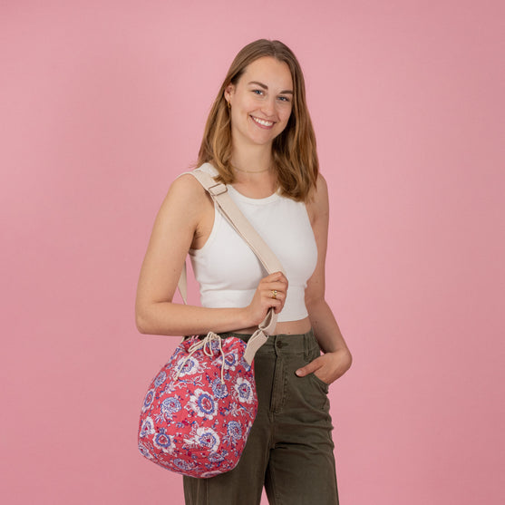 

Tikattu Silinteri-Olkälaukku - Hobbii
3