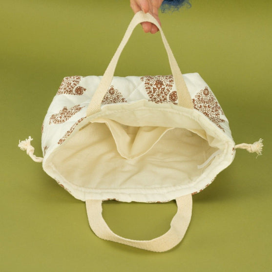 

Tilkattu projektikassi nyörikiristyksellä - Hobbii
4